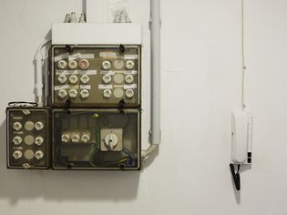 Fuse box with screw-in fuses